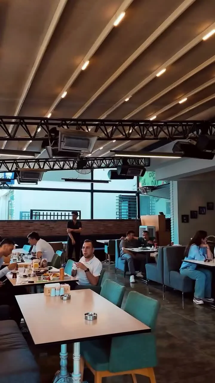 Lila Coffee’nin misafirleri, masaları ve oturma alanı