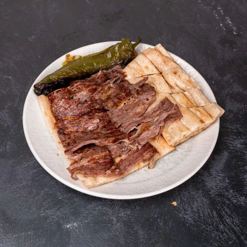 Lila Gusto’nun pide ve közlenmiş biberle sunulan yaprak döner porsiyonu