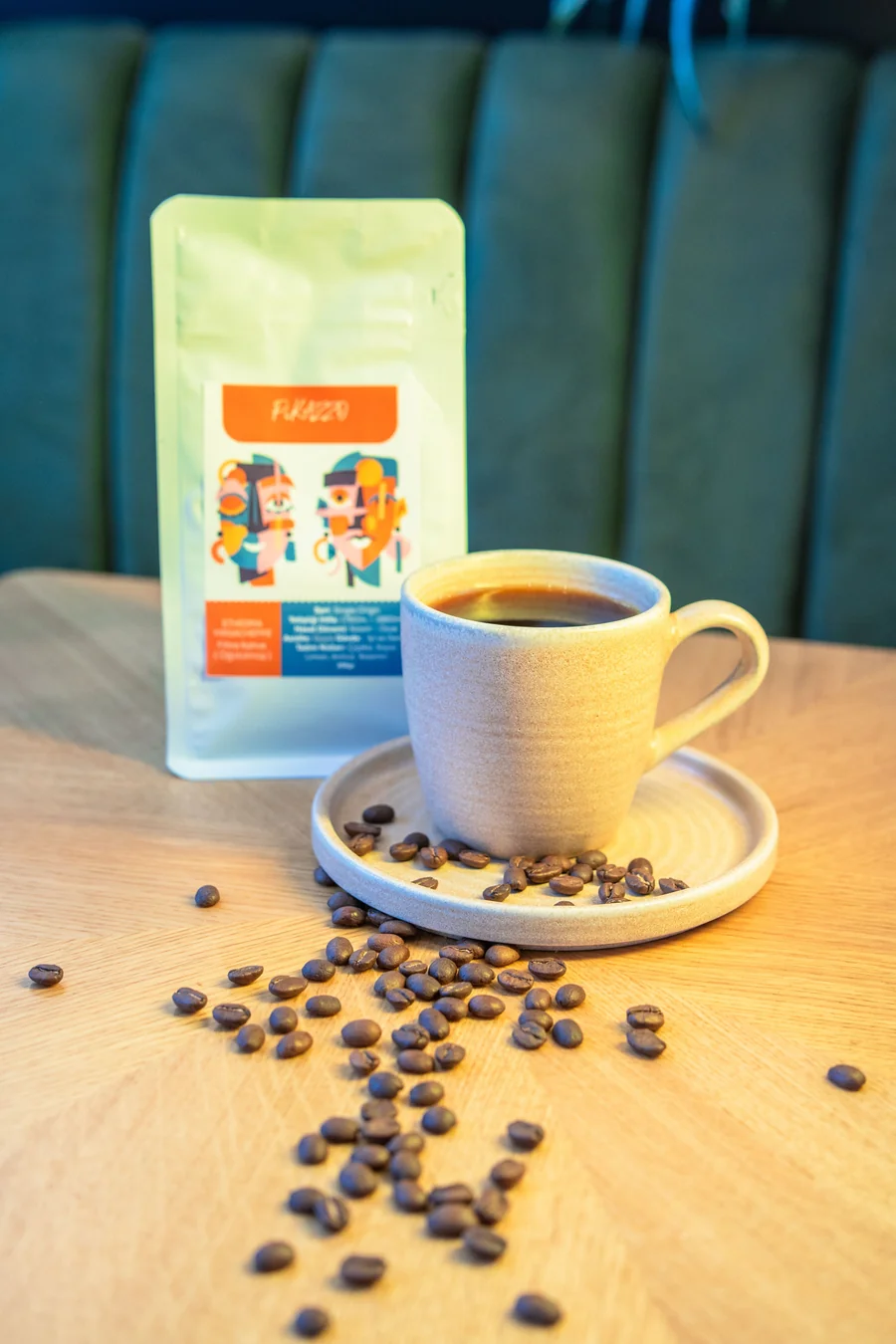 Pikazzo Coffee ambalajı, sarı fincan ve kahve çekirdekleri